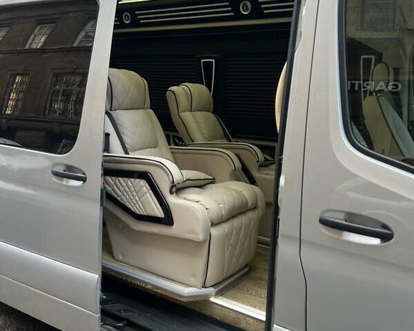 Серый Мерседес Sprinter, объемом двигателя 2.14 л и пробегом 299 тыс. км за 64999 $, фото 7 на Automoto.ua