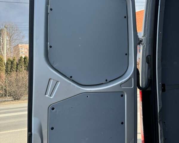 Серый Мерседес Sprinter, объемом двигателя 2.99 л и пробегом 398 тыс. км за 62401 $, фото 21 на Automoto.ua