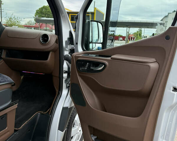 Серый Мерседес Sprinter, объемом двигателя 2.99 л и пробегом 387 тыс. км за 76721 $, фото 26 на Automoto.ua