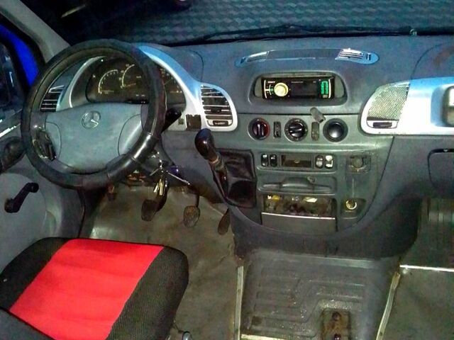 Синий Мерседес Sprinter, объемом двигателя 2.1 л и пробегом 400 тыс. км за 9300 $, фото 3 на Automoto.ua