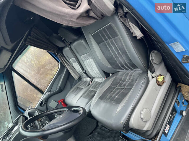 Синий Мерседес Sprinter, объемом двигателя 2.15 л и пробегом 378 тыс. км за 15000 $, фото 10 на Automoto.ua