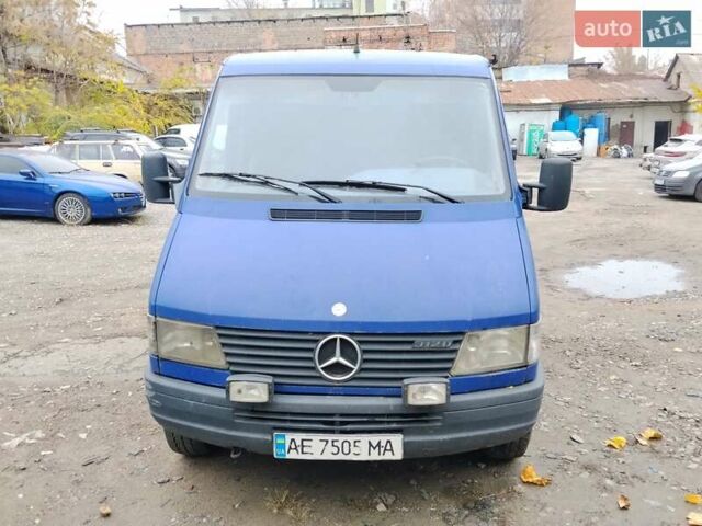 Синий Мерседес Sprinter, объемом двигателя 3 л и пробегом 125 тыс. км за 4500 $, фото 3 на Automoto.ua