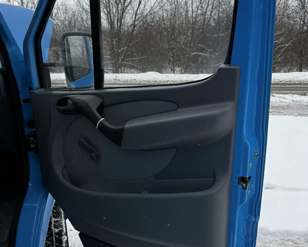 Синий Мерседес Sprinter, объемом двигателя 2.15 л и пробегом 314 тыс. км за 7200 $, фото 57 на Automoto.ua