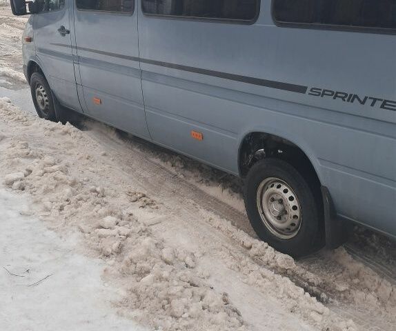 Синий Мерседес Sprinter, объемом двигателя 2.1 л и пробегом 250 тыс. км за 12500 $, фото 1 на Automoto.ua