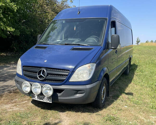 Синий Мерседес Sprinter, объемом двигателя 2.2 л и пробегом 511 тыс. км за 10300 $, фото 2 на Automoto.ua