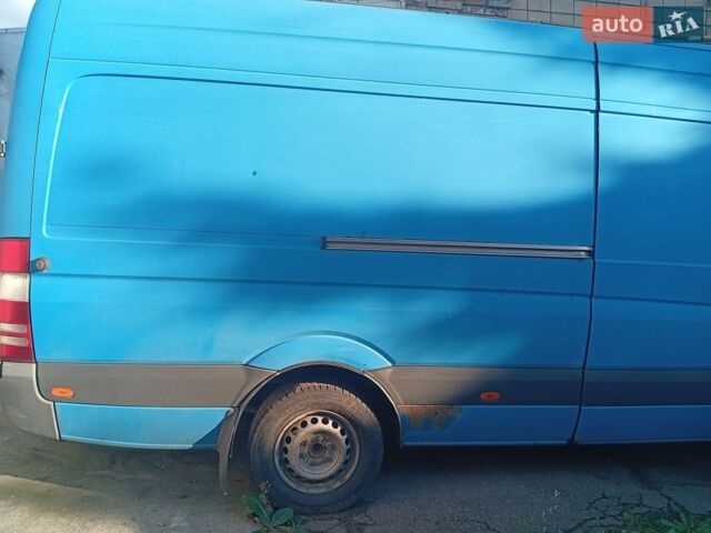 Синий Мерседес Sprinter, объемом двигателя 2.2 л и пробегом 400 тыс. км за 11500 $, фото 3 на Automoto.ua