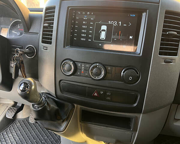 Синий Мерседес Sprinter, объемом двигателя 0 л и пробегом 330 тыс. км за 15000 $, фото 7 на Automoto.ua