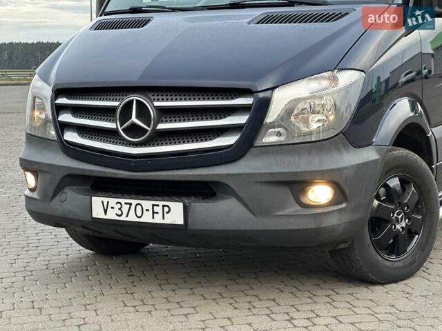 Синий Мерседес Sprinter, объемом двигателя 2.2 л и пробегом 320 тыс. км за 18900 $, фото 2 на Automoto.ua
