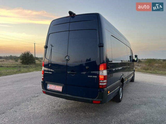 Синий Мерседес Sprinter, объемом двигателя 2.2 л и пробегом 350 тыс. км за 19900 $, фото 5 на Automoto.ua