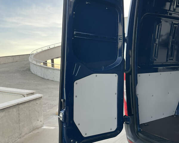 Синий Мерседес Sprinter, объемом двигателя 2.2 л и пробегом 318 тыс. км за 25500 $, фото 68 на Automoto.ua