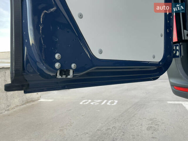 Синий Мерседес Sprinter, объемом двигателя 2.2 л и пробегом 318 тыс. км за 25500 $, фото 70 на Automoto.ua