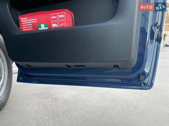 Синий Мерседес Sprinter, объемом двигателя 2.2 л и пробегом 318 тыс. км за 25500 $, фото 54 на Automoto.ua