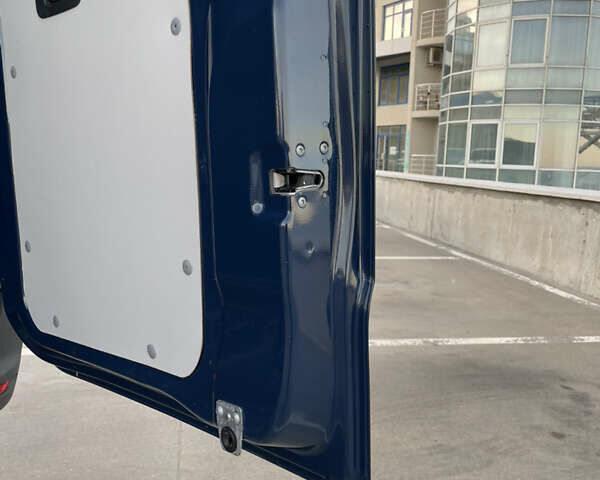 Синий Мерседес Sprinter, объемом двигателя 2.2 л и пробегом 318 тыс. км за 25500 $, фото 71 на Automoto.ua
