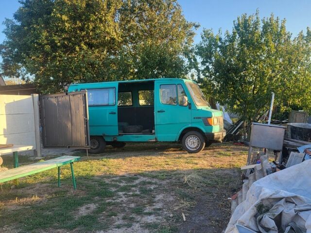 Синий Мерседес Sprinter, объемом двигателя 2 л и пробегом 600 тыс. км за 1600 $, фото 1 на Automoto.ua
