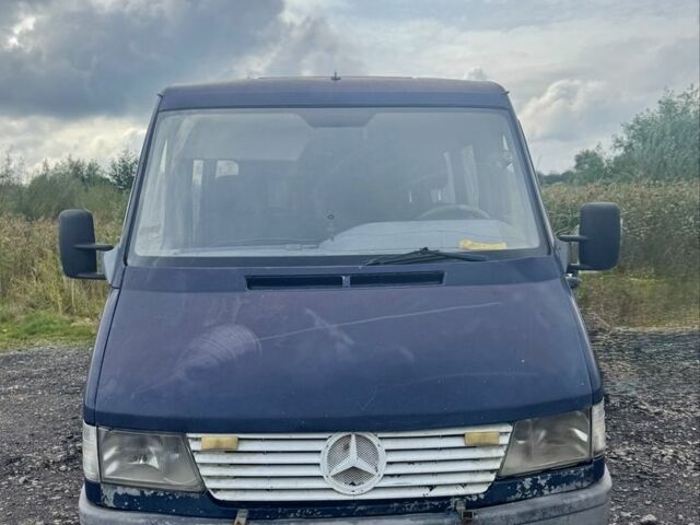 Синий Мерседес Sprinter, объемом двигателя 2.3 л и пробегом 500 тыс. км за 1000 $, фото 1 на Automoto.ua