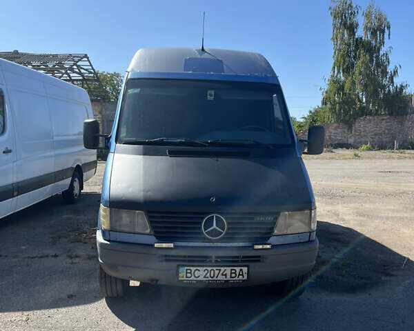 Синий Мерседес Sprinter, объемом двигателя 0 л и пробегом 222 тыс. км за 5800 $, фото 2 на Automoto.ua