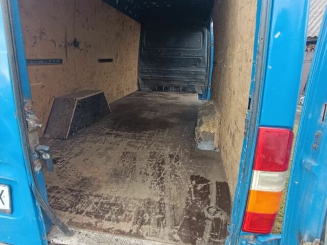 Синий Мерседес Sprinter, объемом двигателя 2.7 л и пробегом 400 тыс. км за 7432 $, фото 6 на Automoto.ua