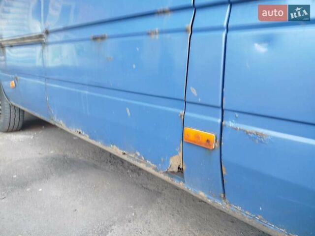 Синий Мерседес Sprinter, объемом двигателя 2.15 л и пробегом 480 тыс. км за 6200 $, фото 4 на Automoto.ua