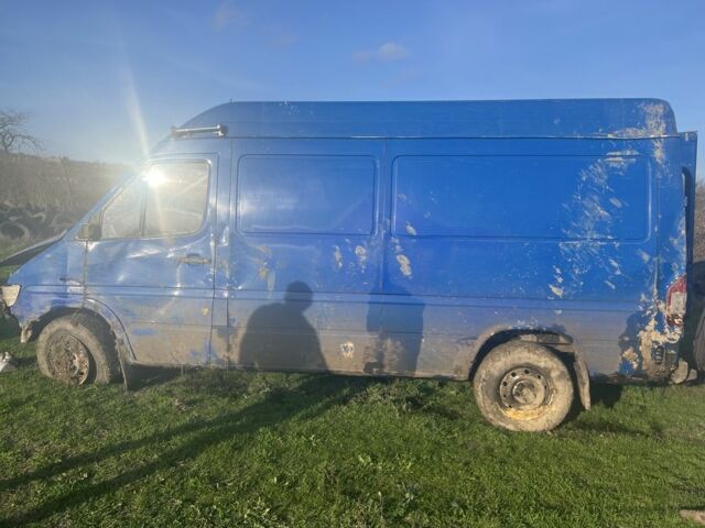 Синий Мерседес Sprinter, объемом двигателя 2.1 л и пробегом 450 тыс. км за 2000 $, фото 4 на Automoto.ua