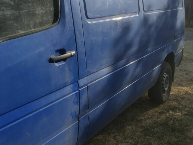 Синий Мерседес Sprinter, объемом двигателя 2.2 л и пробегом 600 тыс. км за 5000 $, фото 2 на Automoto.ua