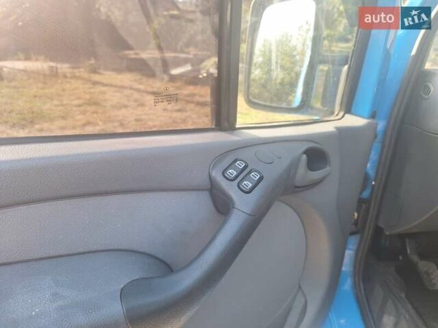 Синий Мерседес Sprinter, объемом двигателя 2.2 л и пробегом 327 тыс. км за 9000 $, фото 4 на Automoto.ua