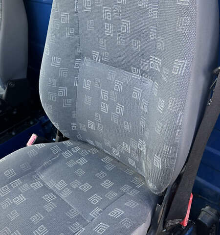 Синий Мерседес Sprinter, объемом двигателя 2.2 л и пробегом 300 тыс. км за 11900 $, фото 9 на Automoto.ua