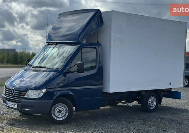 Синий Мерседес Sprinter, объемом двигателя 2.2 л и пробегом 300 тыс. км за 11900 $, фото 2 на Automoto.ua