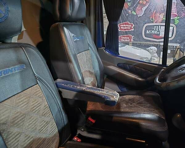 Синий Мерседес Sprinter, объемом двигателя 2.15 л и пробегом 350 тыс. км за 8500 $, фото 4 на Automoto.ua