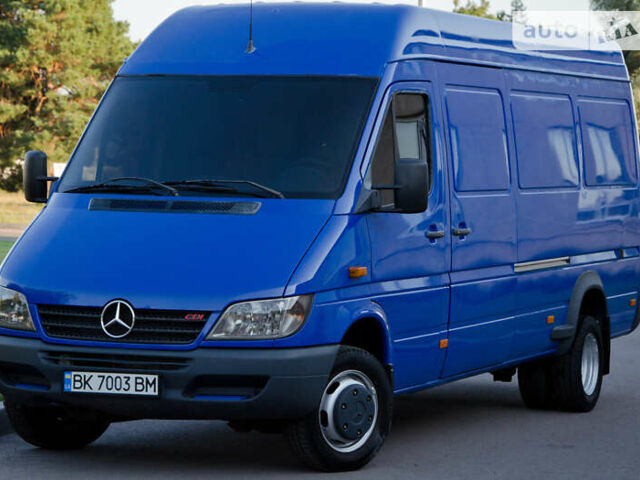 Синий Мерседес Sprinter, объемом двигателя 2.2 л и пробегом 300 тыс. км за 12800 $, фото 3 на Automoto.ua