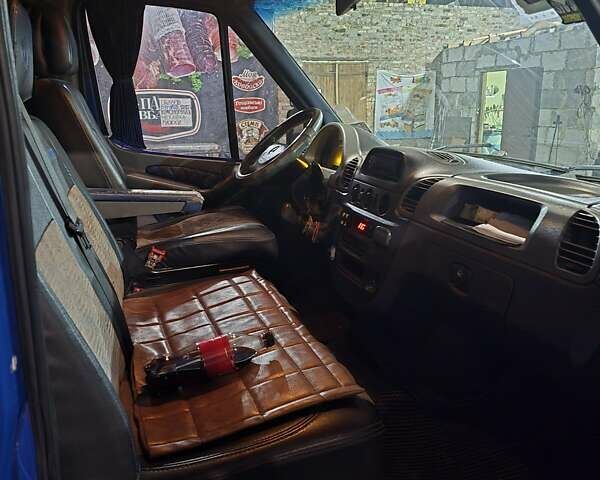 Синий Мерседес Sprinter, объемом двигателя 2.15 л и пробегом 350 тыс. км за 8500 $, фото 5 на Automoto.ua