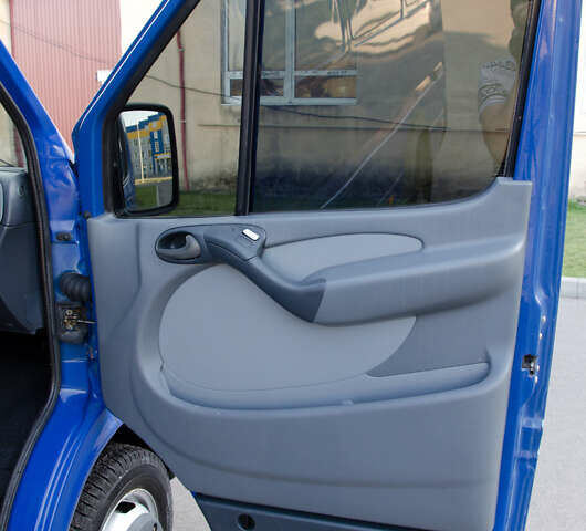 Синий Мерседес Sprinter, объемом двигателя 2.2 л и пробегом 300 тыс. км за 12800 $, фото 42 на Automoto.ua
