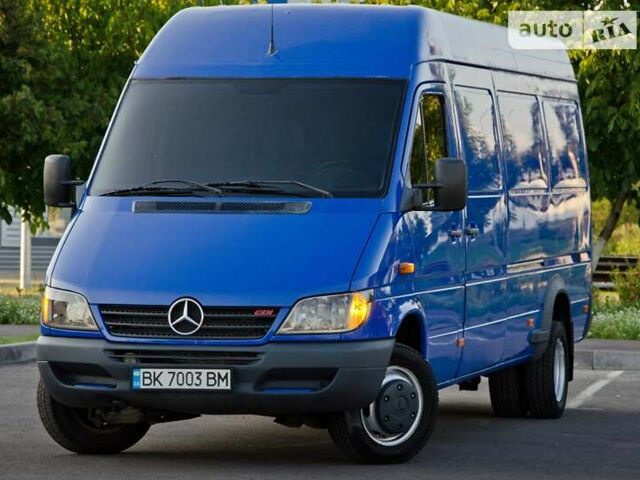 Синий Мерседес Sprinter, объемом двигателя 2.2 л и пробегом 300 тыс. км за 12800 $, фото 1 на Automoto.ua