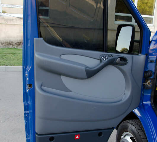 Синий Мерседес Sprinter, объемом двигателя 2.2 л и пробегом 300 тыс. км за 12800 $, фото 28 на Automoto.ua