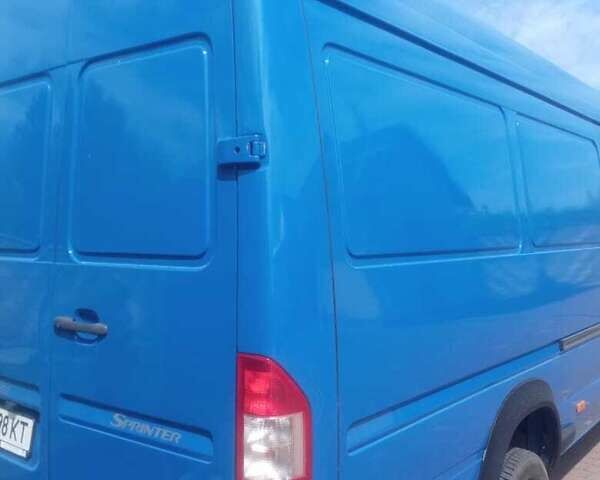 Синий Мерседес Sprinter, объемом двигателя 2.69 л и пробегом 549 тыс. км за 20000 $, фото 2 на Automoto.ua