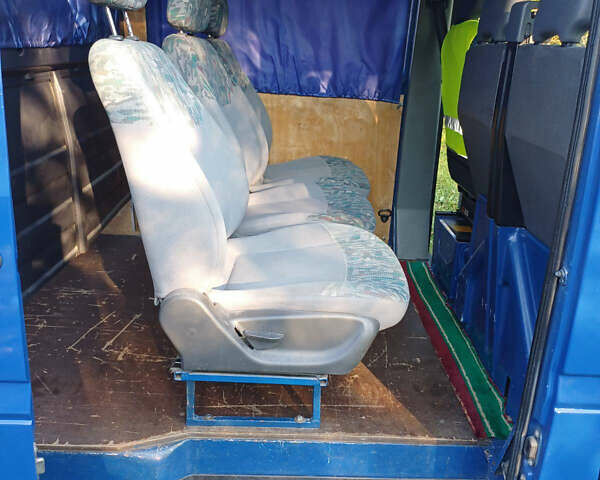 Синий Мерседес Sprinter, объемом двигателя 2.15 л и пробегом 330 тыс. км за 10000 $, фото 2 на Automoto.ua