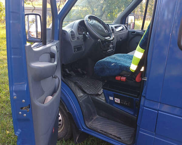 Синий Мерседес Sprinter, объемом двигателя 2.15 л и пробегом 330 тыс. км за 10000 $, фото 4 на Automoto.ua