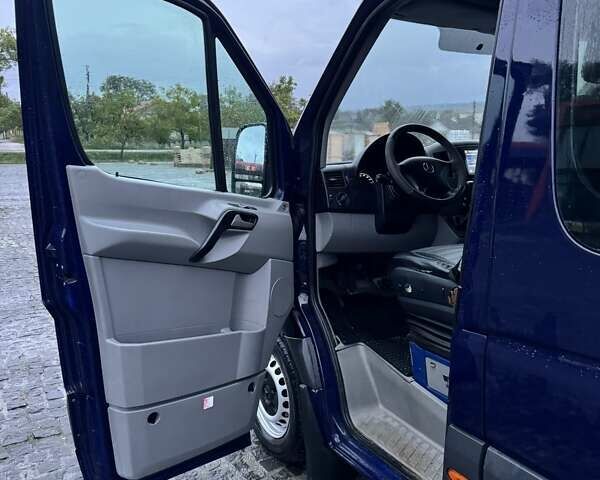 Синій Мерседес Sprinter, об'ємом двигуна 2.15 л та пробігом 400 тис. км за 12000 $, фото 2 на Automoto.ua