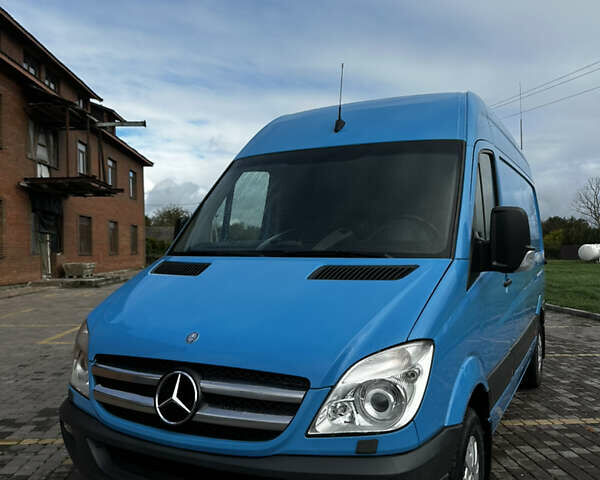 Синий Мерседес Sprinter, объемом двигателя 2.2 л и пробегом 442 тыс. км за 13800 $, фото 1 на Automoto.ua