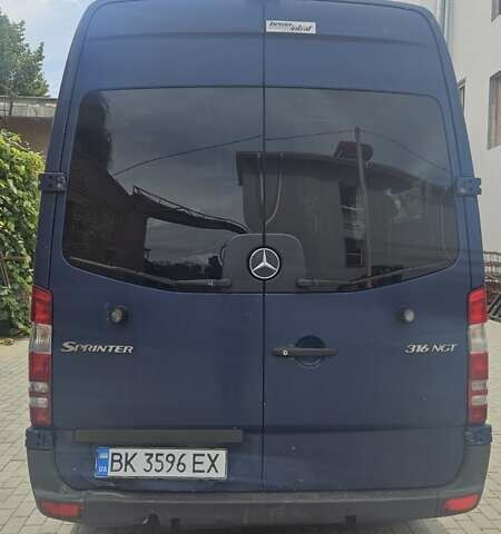 Синий Мерседес Sprinter, объемом двигателя 1.8 л и пробегом 355 тыс. км за 11000 $, фото 2 на Automoto.ua
