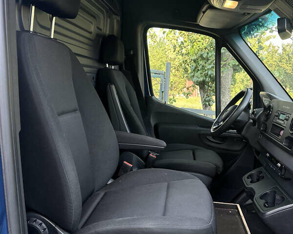 Синий Мерседес Sprinter, объемом двигателя 2.2 л и пробегом 264 тыс. км за 33431 $, фото 7 на Automoto.ua