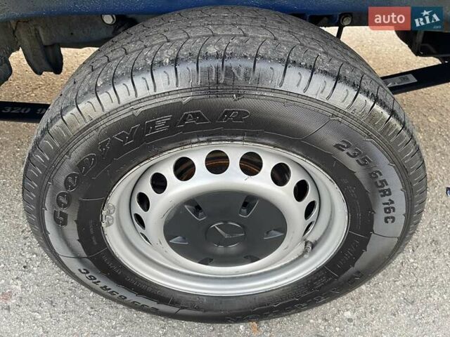 Синий Мерседес Sprinter, объемом двигателя 1.95 л и пробегом 296 тыс. км за 29550 $, фото 13 на Automoto.ua