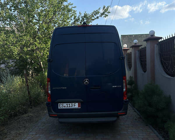 Синий Мерседес Sprinter, объемом двигателя 2.2 л и пробегом 264 тыс. км за 33431 $, фото 2 на Automoto.ua