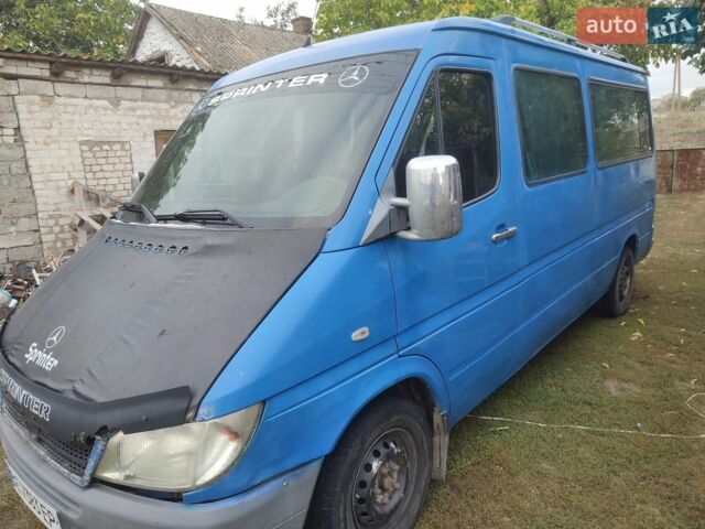 Синий Мерседес Sprinter, объемом двигателя 2.2 л и пробегом 630 тыс. км за 6000 $, фото 4 на Automoto.ua