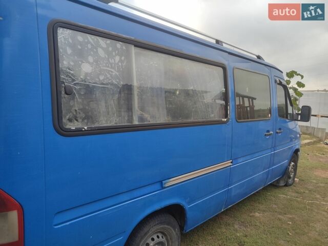 Синий Мерседес Sprinter, объемом двигателя 2.2 л и пробегом 630 тыс. км за 6000 $, фото 2 на Automoto.ua