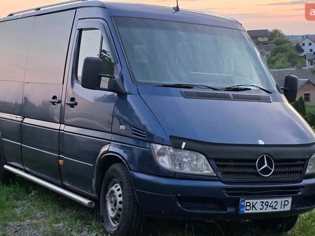 Синий Мерседес Sprinter, объемом двигателя 2.69 л и пробегом 220 тыс. км за 7900 $, фото 1 на Automoto.ua