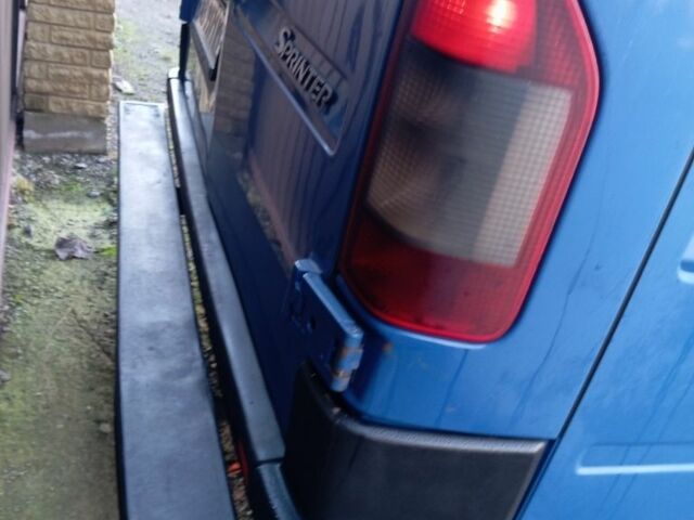 Синій Мерседес Sprinter, об'ємом двигуна 2.1 л та пробігом 400 тис. км за 9500 $, фото 3 на Automoto.ua