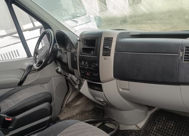 Синий Мерседес Sprinter, объемом двигателя 2.1 л и пробегом 400 тыс. км за 6999 $, фото 2 на Automoto.ua