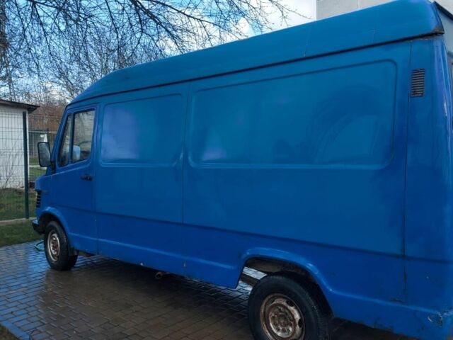 Синий Мерседес Sprinter, объемом двигателя 2.4 л и пробегом 320 тыс. км за 1850 $, фото 1 на Automoto.ua