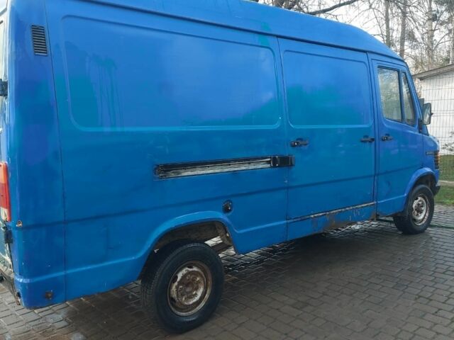 Синий Мерседес Sprinter, объемом двигателя 2.4 л и пробегом 320 тыс. км за 1850 $, фото 2 на Automoto.ua