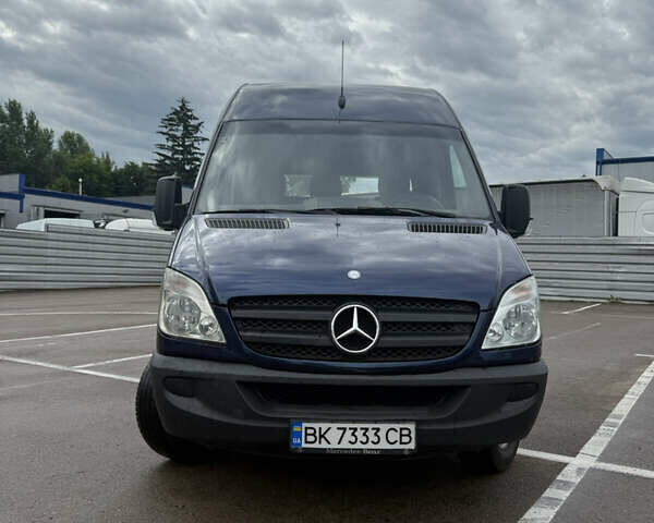 Синий Мерседес Sprinter, объемом двигателя 2.2 л и пробегом 495 тыс. км за 13700 $, фото 3 на Automoto.ua